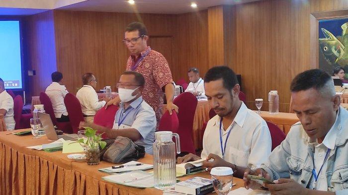 Penguji dari LU PWI, Ferry Jahang memantu peserta mengerjakan soal UKW di Hotel Situs Kota Kupang, pada Jumat 26 Juli 2024 pagi.