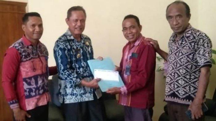 SERAHKAN DOKUMEN -Pengurus KSP Kopdit Pintu Air Rotat-Indonesia menyerahkan dokumen peningkatan status KCP Elopada menjadi cabang kepada Wabup SBD, Marthen Christian Taka,S.Ip di ruang kerjanya, Kamis, 13 Juli 2023.