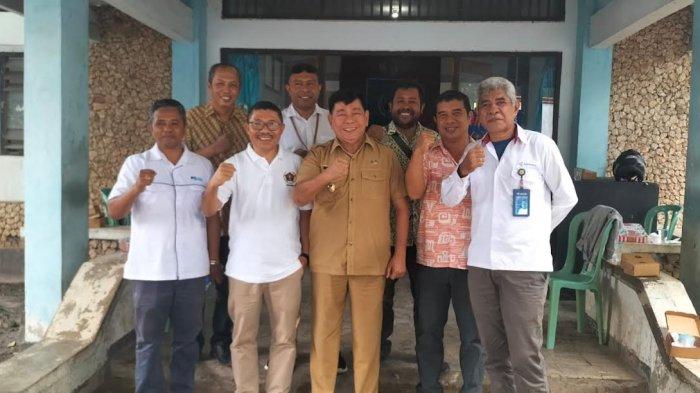 Pengurus PWI NTT foto bersama Wakil Bupati Kupang Jerry Manafe usai kegiatan donor darah HPN NTT 2024 di Kantor PWI NTT, Selasa 6 Februari 2024.