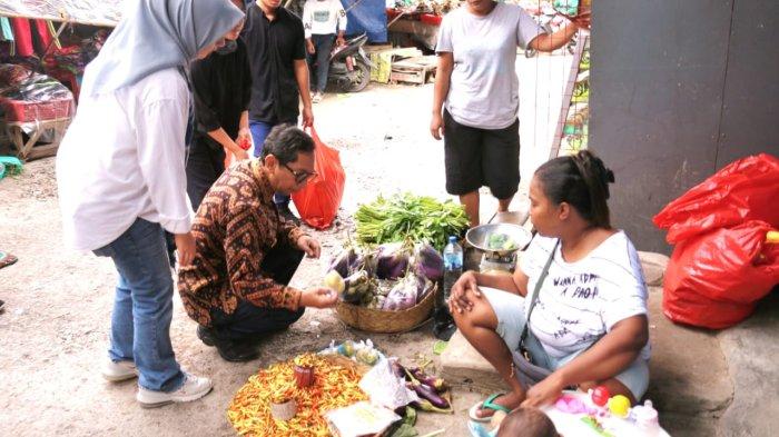 Penjabat Gubernur NTT, Ayodhia GL Kalake memantau harga komoditi di Pasar Kasih, Naikoten Kota Kupang, Selasa (20/2).