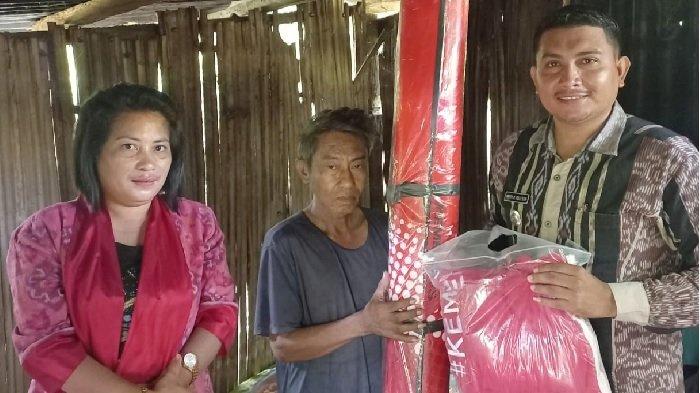 Selimut Rote Pemerintah Desa Baadale Kabupaten Rote Ndao beri Selimut dan Tikar Bagi ...