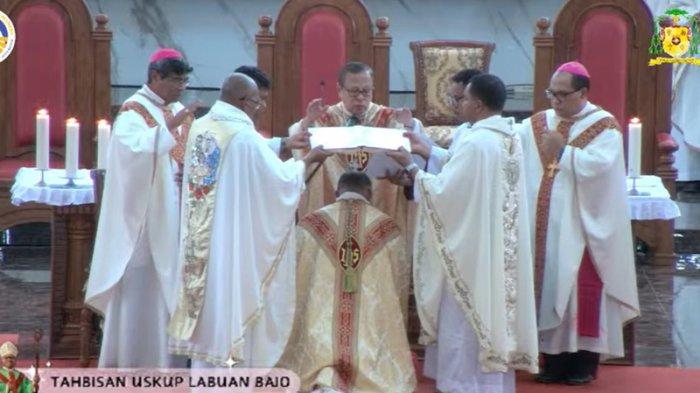 Pentahbisan Uskup  Labuan Bajo Mgr. Maksimus Regus  di Gereja St. Petrus Sernaru, Labuan Bajo, Flores, Jumat 1 November 2024.