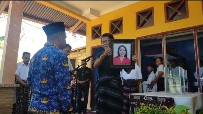 Ayah angkat sekaligus paman kandung almarhumah Maria Mey, Stefanus Wawo menyerahkan foto dan jenazah Maria Mey kepada Plt. Kadispora NTT, Karel Muskanan untuk dimakamkan secara kedinasan, Kamis 15 Agustus 2024.