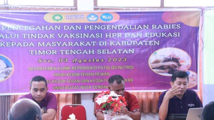 PENYULUHAN -Tiga dokter hewan dari FKKH Undana memberikan penyuluhan tentang rabies di Niki-Niki, Kabupaten TTS, Kamis, 3 Agustus 2023.