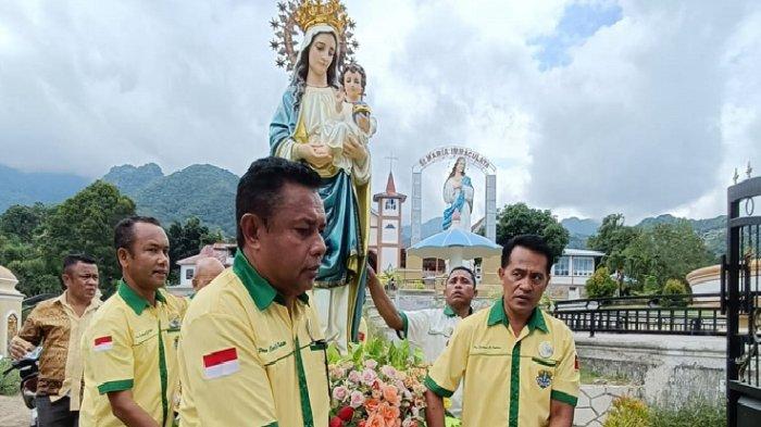 PERARAKAN - Perarakan arca Bunda Maria pada kegiatan Ziarah Pengharapan Maria Road to Pantura resmi dilaksanakan ditandai dengan misa pembukaan bertempat di lapangan bola kaki Kuasi Paroki Malaikat Agung Gabriel Kanaan Kamubheka, Sabtu, 3 Mei 2025 dipimpin oleh Vikaris Jenderal Ende Keuskupan Agung Ende.