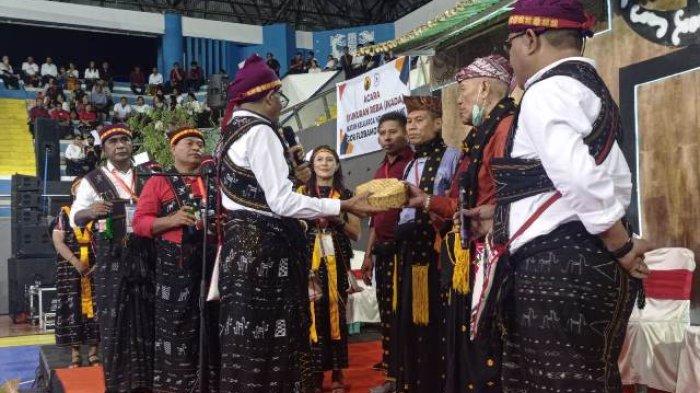 Penyerahan tongkat estafet dari Ketua IKADA Kupang kepada Perhimpunan Keluarga Riung Kupang pada saat acara syukuran Reba di GOR Flobamora Kupang, Sabtu 10 Februari 2024.