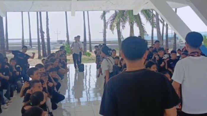 Suasana wisata edukasi SMKN St Yoseph yang dihandle oleh SMKN 1 Kupang. Nampak kegiatan games di Obyek Wisata Pantai Lasiana, Kota Kupang.