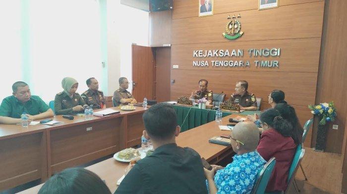 Pertemuan LBH APIK NTT, jajaran Kejaksaan Tinggi NTT, Kejaksaan Negeri Kota Kupang dan jaringan solidaritas almarhumah Maria Josefina Mey. 