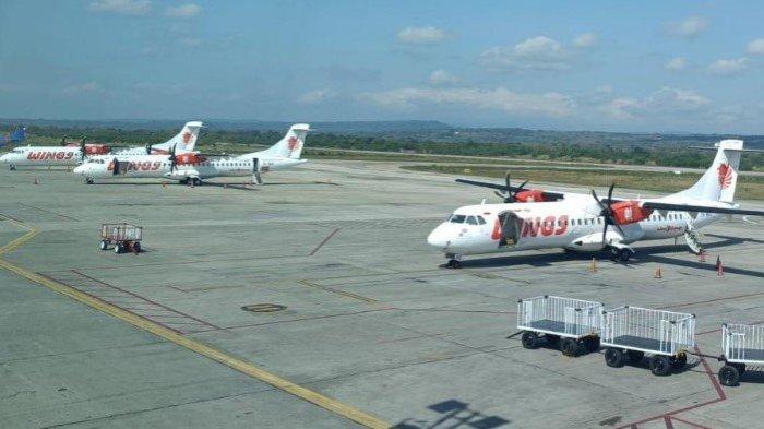 BATAL TERBANG - Sejumlah pesawat WingsAir parkir di Bandara El Tari Kupang, Senin (7/7/2025) akibat erupsi Gunung Lewotobi Laki-laki di Kabupaten Flores Timur. Pada Senin kemarin, ada tiga bandar udara ditutup sementara.
