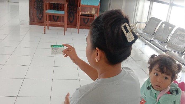Peserta JKN KIS menggenggam Kartu Indonesia Sehat, Selasa, 30 Juli 2024