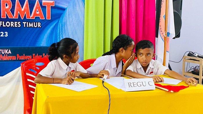 Salah satu tim peserta Lomba Cerdas Cermat tingkat SD/MI Kabupaten Flores Timur, Rabu 20 September 2023. Lomba ini diselenggarakan oleh Kongregasi PRR Larantuka bekerja sama dengan Panitia Pancawindu sekolah dalam rangka Pesta Panca Windu SMPK Sint. Gabriel Larantuka, 30 September 2023.