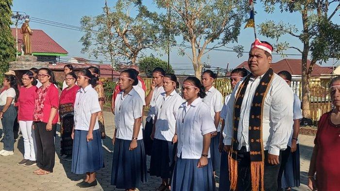 Peserta upacara peringatan HUT ke-79 kemerdekaan RI di halaman Gereja St. Fransiskus dari Assisi Kolhua, Kota Kupang,  Sabtu pagi 17 Agustus 2024.