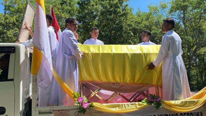 10 Romo mengusung peti Jenazah Uskup Emeritus Keuskupan Agung Kupang, Mgr Petrus Turang, Sabtu (5/4).
