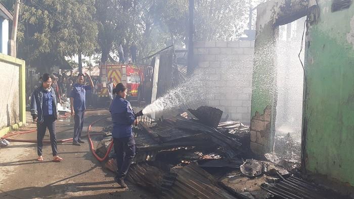 Petugas damkar Kota Kupang sedang berupaya memadamkan api di lokasi kebakaran di RT 31, Kelurahan Oesapa, Kecamatan Kelapa Lima, Kota Kupang, tepatnya di kawasan Kampung Nelayan