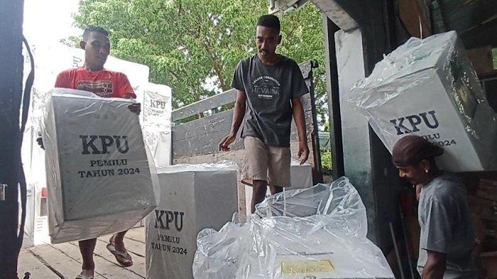 Petugas sedang melakukan pergeseran kotak suara dari PPK kecamatan menuju gudang penyimpanan logistik pemilu di  gudang logistik KPU Sikka untuk memastikan keamanan dan kelancaran proses Pemilu 2024.