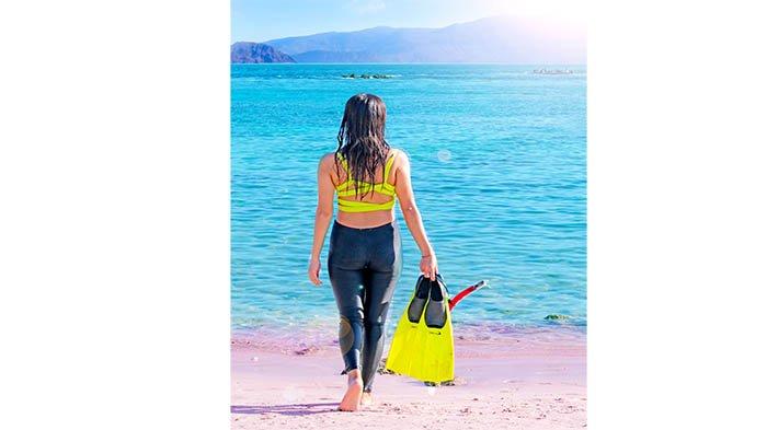 Pink Beach atau pantai merah oleh warga lokal ini