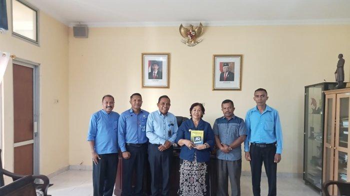 BERSAMA BUPATI PAULINA -Tim KSP Kopdit Pintu Air pose bersama Bupati Rote Ndao, Paulina Haning-Bullu,SE di ruang kerjannya, Senin, 24 Juli 2023.