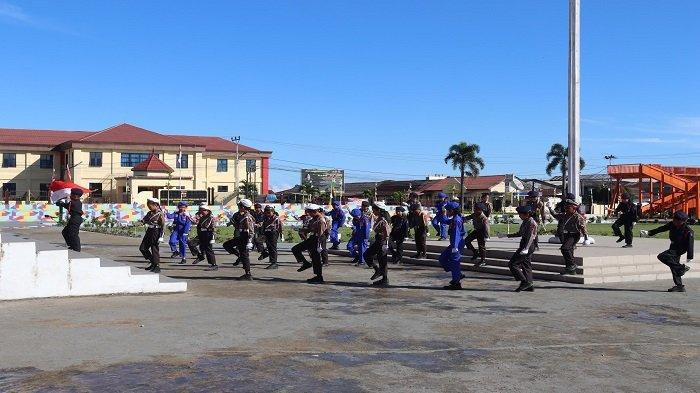 Pocil Polres Manggarai sedang melakukan atraksi saat upacara Hari Bhayangkara ke-79.