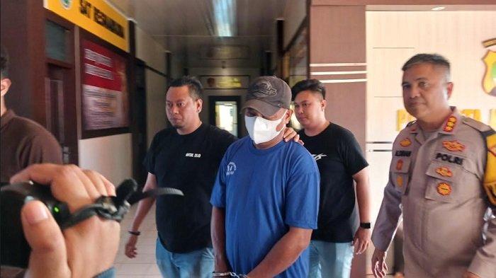 PELAKU PENGANIAYAAN - Oknum Satpol Pp Albert Solo, pelaku penganiayaan istrinya hingga meninggal digiring oleh anggota Polresta Kupang Kota saat penetapan tersangka di Mapolresta Kupang Kota  beberapa waktu lalu.
