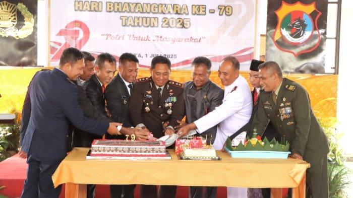 SYUKURAN - Kapolres Rote Ndao, AKBP Mardiono, Bupati Rote Ndao, Paulus Henuk bersama unsur Forkopimda saat potong tumpeng dalam syukuran HUT Bhayangkara ke-79. Senin, (1/7/2025).