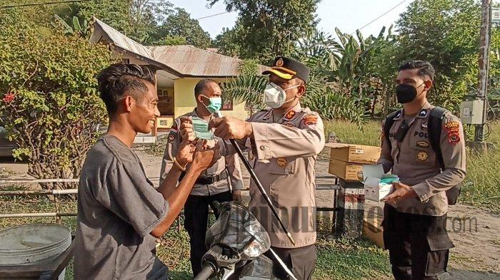 Polres Sikka membagikan masker kepada masyarakat dan penggunaan jalan Trans Flores Maumere-Larantuka,  pasca terdampak abu vulkanik erupsi gunung Lewotobi Laki-laki di Flores Timur, NTT.
