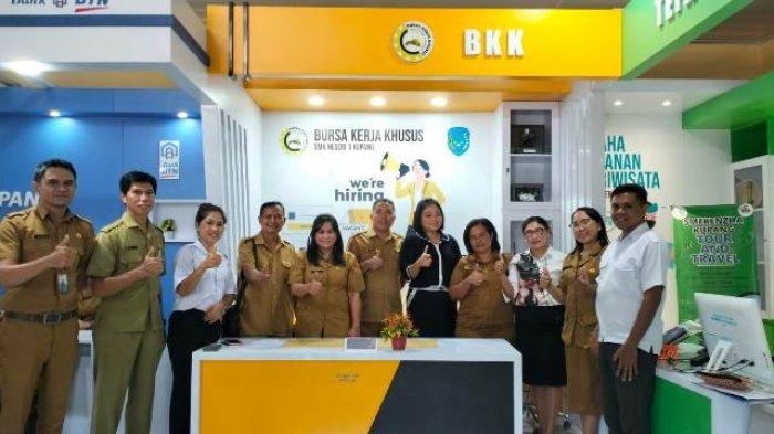 Pose bersama saat rapat BKK SMK se-Kota Kupang di SMKN 1 Kupang, Senin 7 Oktober 2024.