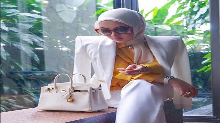 Harga Tas Syahrini - Istri Reino Barack bikin heboh lagi, Syahrini menenteng tas dengan harga selangit di Restoran sang suami. Para netizen pun syok dengan harga tas Syahrini yang mencapai Rp 3 miliar.