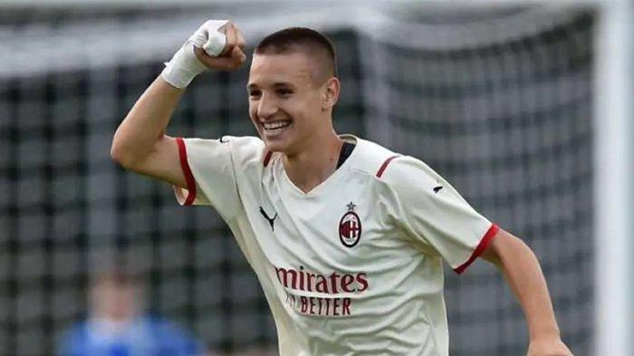 FRANCESCO CAMARDA - Hasil Liga Italia, striker muda AC Milan Francesco Camarda pecahkan rekor sebagai pemain termuda di Liga Italia, menggeser pemain Bologna Wisdom Amey. Foto Francesco Camarda.