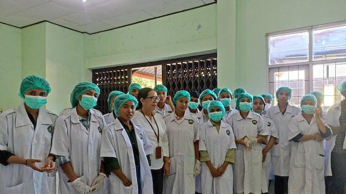MAHASISWA - Mahasiswa praktek pengolahan pangan di Labolatorium Prodi Teknologi Rekayasa Pangan Politani Kupang 