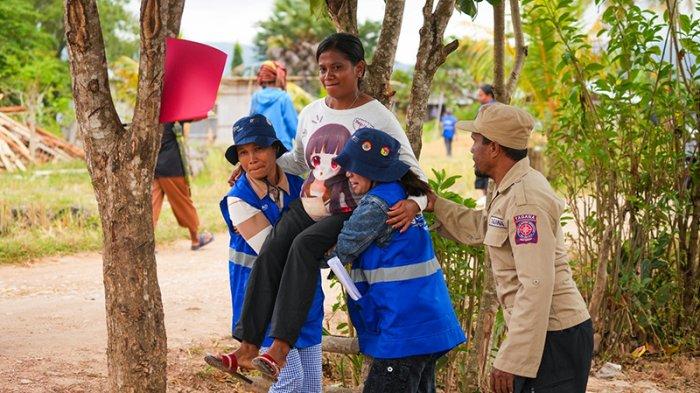 EVAKUASI- Proses evakuasi dalam simulasi bencana.