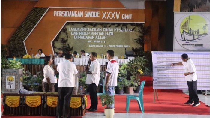 HITUNG SUARA - Proses penghitungan suara pemilihan MS GMIT periode 2024-2027 yang berlangsung dalam sidang Sinode GMIT ke-35 di Sabu Raijua pada Jumat (20/10/2023) dini hari.