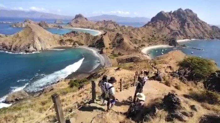 TEMPAT TERINDAH DI DUNIA - Pulau Padar di Kabupaten Manggarai Barat dinobatkan sebagai tempat paling indah di dunia menurut majalah perjalanan Inggris. 