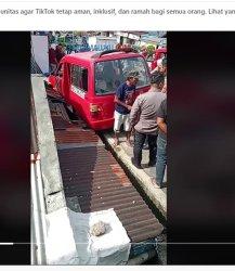 REM BLONG - Viral Rem Blong Angkot di Ambon Maluku Menabrak Sepeda Motor dan Rumah Warga