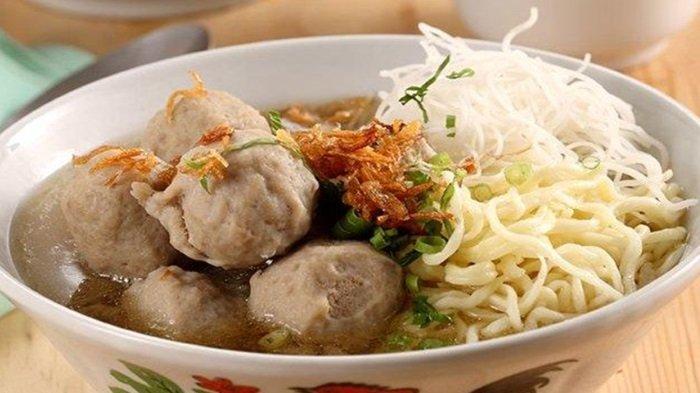 Bakso daging sapi kuah yang siap disajikan