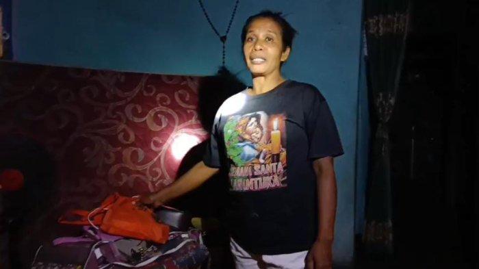RUMAH RUSAK - Dua unit rumah warga dan satu mes guru di Desa Lela, Kecamatan Lela Kabupaten Sikka NTT, Senin (26/5), sekitar pukul 17:00 Wita.