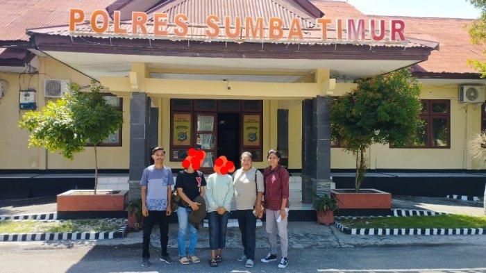 RAMBU - Direktris Sabana Sumba, Rambu Dai Mami, bersama korban DK, usai diperiksa di Polres Sumtim, Kamis (8/5/2025).