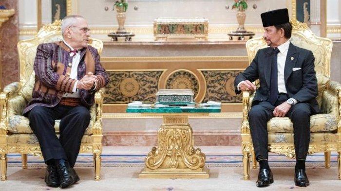 Yang Mulia Sultan Haji Hassanal Bolkiah Mu'izzaddin Waddaulah ibni Al-Marhum Sultan Haji Omar 'Ali Saifuddien Sa'adul Khairi Waddien, Sultan dan Yang Di-Pertuan Brunei Darussalam dan Dr Jose Ramos Horta, Presiden Republik Demokratik Timor Leste saat Audiensi Upacara di Istana Nurul Iman.