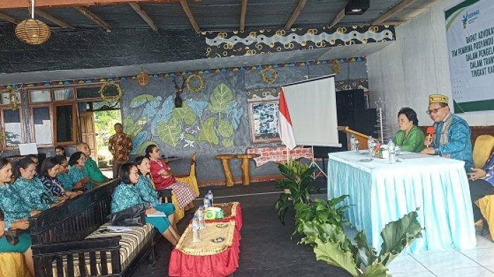RAPAT - Dinas Kesehatan Kabupaten Manggarai Timur menggelar Rapat Advokasi Koordinasi dan Bimtek Tim Pembina Posyandu, Puskesmas, Camat, TP-PKK, dan Mitra dalam pengelolaan pustu dan posyandu dalam transformasi layanan primer tingkat Mati, Kamis (12/6).