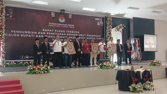 Rapat Pleno Terbuka dengan agenda Pengundian dan Penetapan Nomor Urut Pasangan Calon Bupati dan Wakil Bupati Kabupaten Sumba Timur di Gedung MPL GKS Payeti, Senin 23 September 2024.