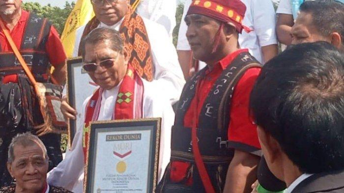 REKOR MURI - Rektor Unwira Kupang, Pater Dr Philipus Tule SVD dan maestro musik NTT Petrus Riki Tukan dalam moment penyerahan sertifikat Rekor MURI, Sabtu (14/6/2025).