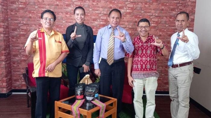 Rektor UKAW Prof. Dr. Ir. Godlief Frederik Neonufa, MT (tengah), Wakil Rektor III UKAW Dr. Filmon Mikson Polin, SH, MH (kanan), Kepala Perpustakaan UKAW Pdt. Dr. Mesakh AP Dethan, M.Th, MA (kiri) dan Pemred Pos Kupang Dion DB Putra (kedua dari kanan) serta jurnalis Pos Kupang Ella Uzurasi (kedua dari kiri) foto bersama seusai podcast di Studio Pos Kupang, Selasa 20 Februari 2024.