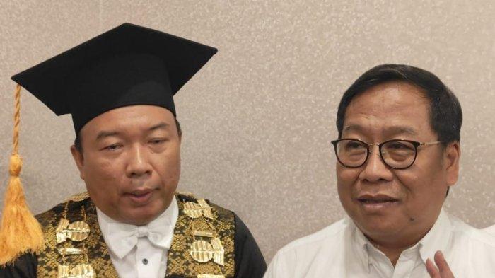 KETERANGAN - Rektor Universitas Terbuka Dr Mohamad Yunus (kanan) dan Direktur Universitas Terbuka Kupang Dr Ajat Sudrajat saat memberikan keterangan pers. Senin, (28/4/2025) di Hotel Harper Kupang. 