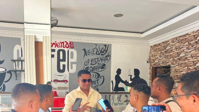 ROBERTUS SALLU - Anggota Dewan Perwakilan Rakyat Daerah (DPRD) Kabupaten Timor Tengah Utara (TTU), Robertus Salu, saat diwawancarai sejumlah awak media