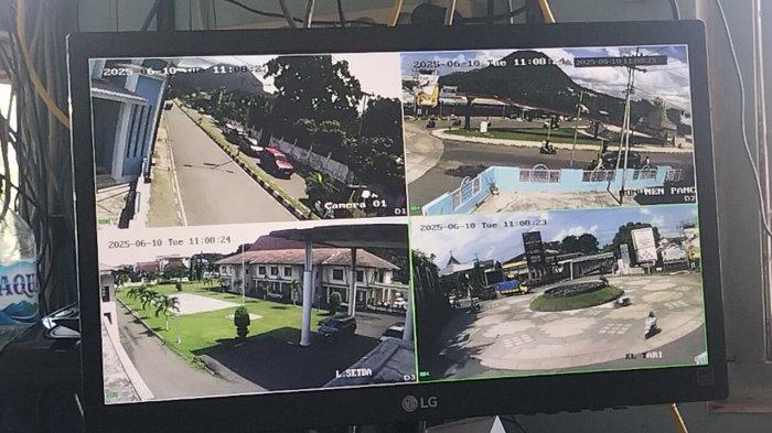 RUANG KONTROL - Ruang kontrol CCTV di Kantor Diskominfo Kabupaten Ende untuk memantau kondisi terkini di Kota Ende, Selasa (10/6/2025)
 
 