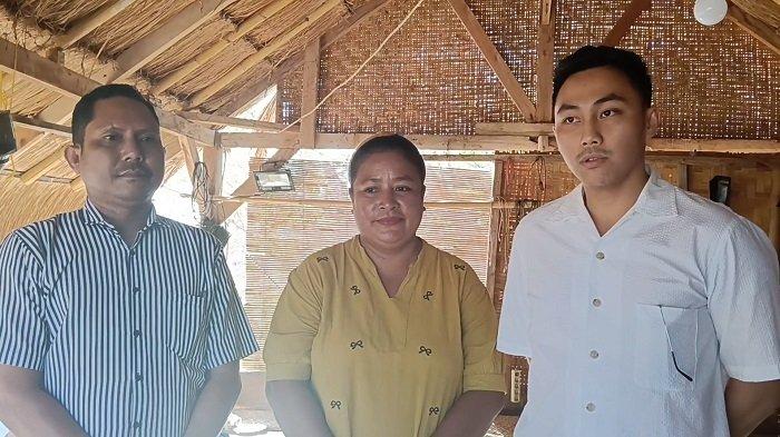 SABANA SUMBA - Anggota Komisi III DPR RI dari Fraksi PDI Perjuangan, Stevano Rizki Andranacus (berbaju putih), Direktur Sabana Sumba, Rambu Dai Mami (baju berwarna kuning) dan Anggota DPRD NTT F-PDIP Yunus Takandewa (baju bergaris) bersama staf di Yayasan Sabana Sumba.