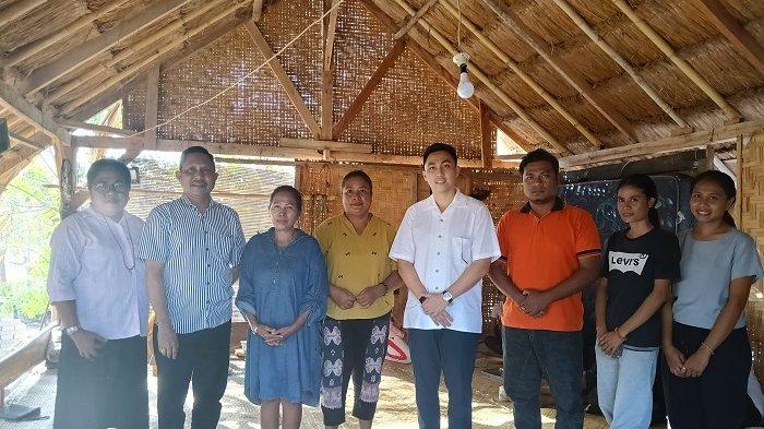 SABANA SUMBA - Anggota Komisi III DPR RI dari Fraksi PDI Perjuangan, Stevano Rizki Andranacus (berbaju putih), Direktur Sabana Sumba, Rambu Dai Mami (baju berwarna kuning) dan Anggota DPRD NTT F-PDIP Yunus Takandewa (baju bergaris) bersama staf di Yayasan Sabana Sumba.