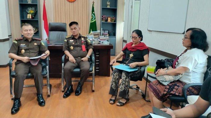 SAKSIMINOR – Solidaritas Anti Kekerasan dan Diskriminiasi (SAKSIMINOR) saat beraudiens dengan Wakajati NTT, Ikhwanul, SH dan Aspidum, Ridozan, SH, Senin (14/4), terkait kasus Kekerasan seksual anak yang dilakukan oleh eks Kapolres Ngada, AKBP Fajar Lukman.