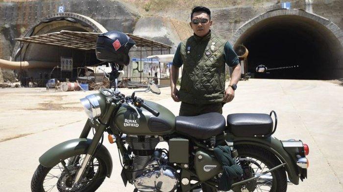 RIDWAN KAMIL - Ridwan Kamil berfoto bersama Royal Enfield Classic 500 Battle Green miliknya.