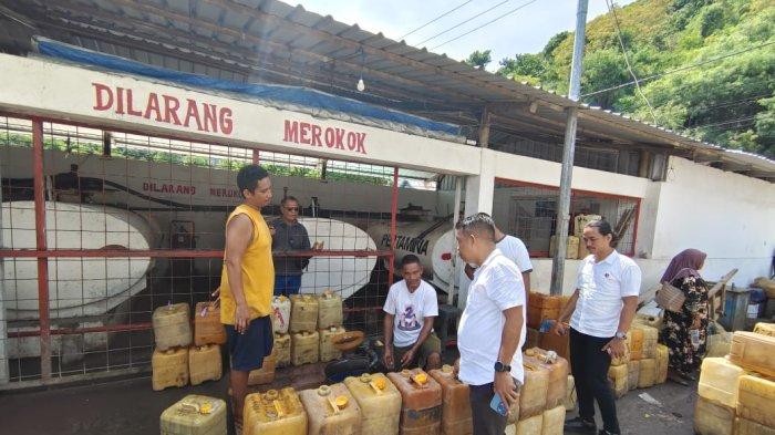 SIDAK SPBU - Personel Polres Manggarai Barat melakukan sidak di SPBUN Labuan Bajo. Polisi menemukan indikasi penyalahgunaan BBM jenis solar di lokasi tersebut. 