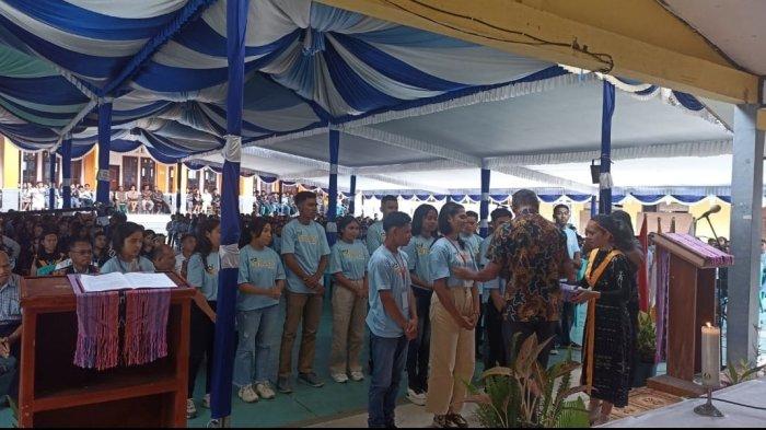 SMAS Katolik Regina Pacis Bajawa melepas lulusan tahun 2025 dengan Misa Perutusan, Senin (24/3/2025).
